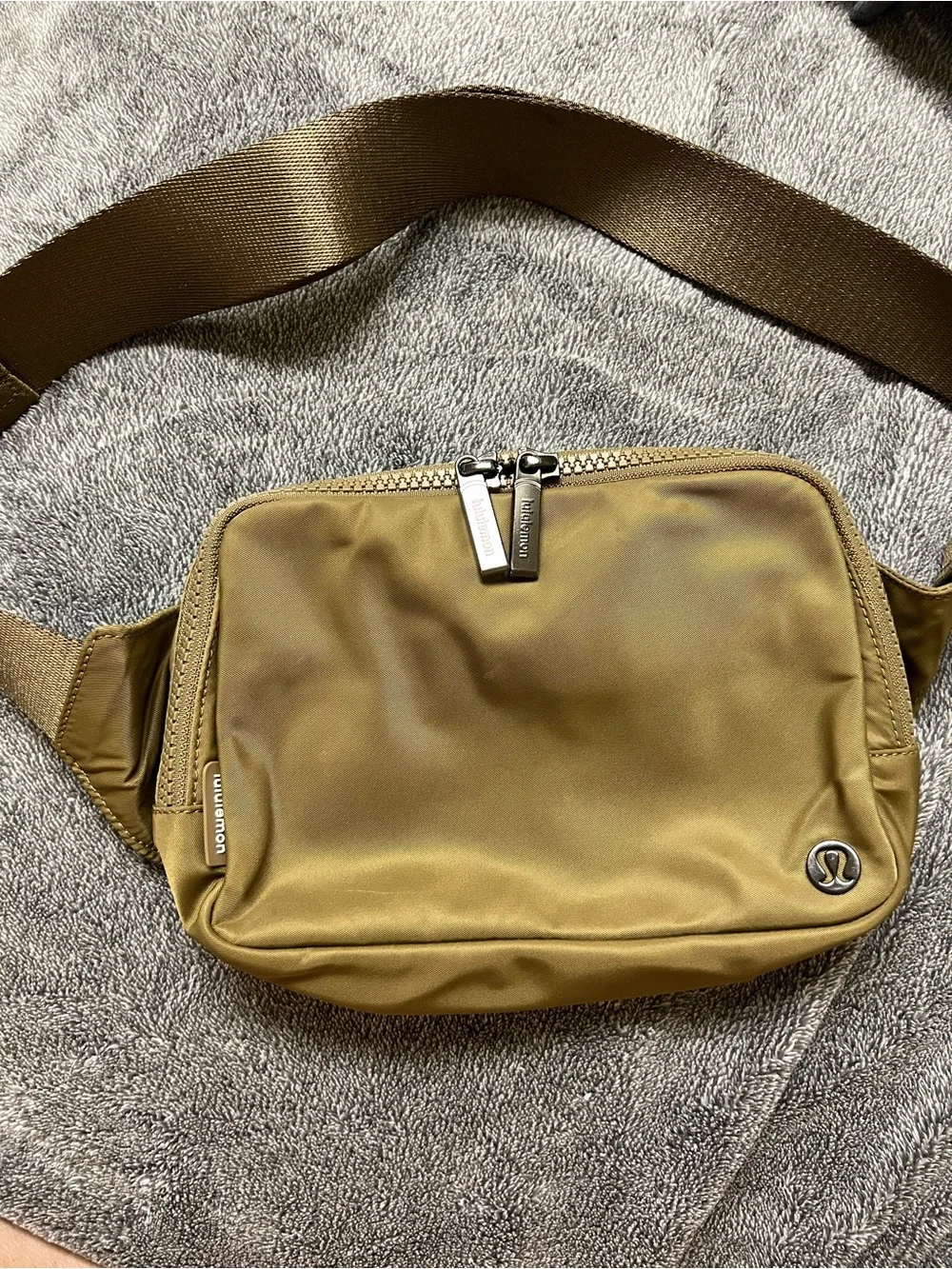 Lululemon 2L crossbody bag